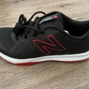 Men's New Balance Size 9, Wide 2E,  Black/Red/White MX777SB4 Training shoes